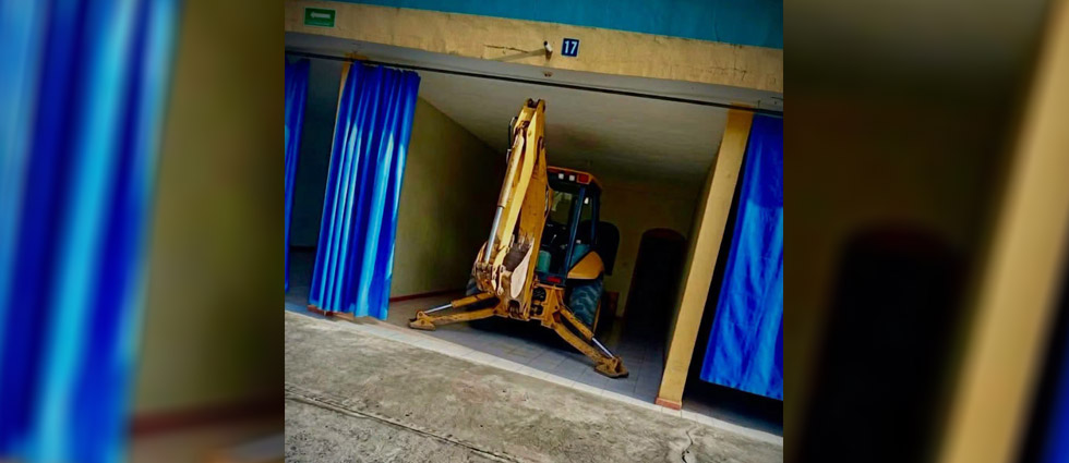 ¿IA o verdadero? Viralizan ¡retroexcavadora en un motel!