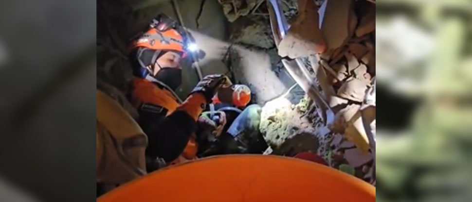 Rescatistas salvadoreños trabajan para poner a salvo a venezolano atrapado entre los escombros