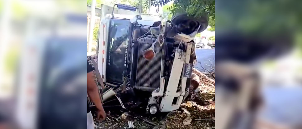 Fuerte accidente deja camión volcado en San Miguel