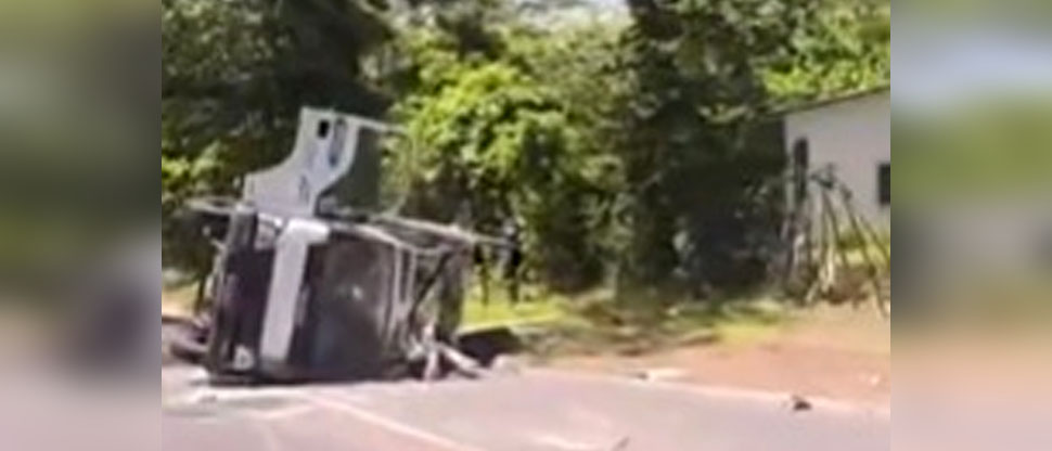 Reportan camión volcado en carretera Panamericana