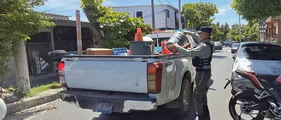 Alcaldía retira obstáculos que eran colocados para aparatar parqueos en la calle