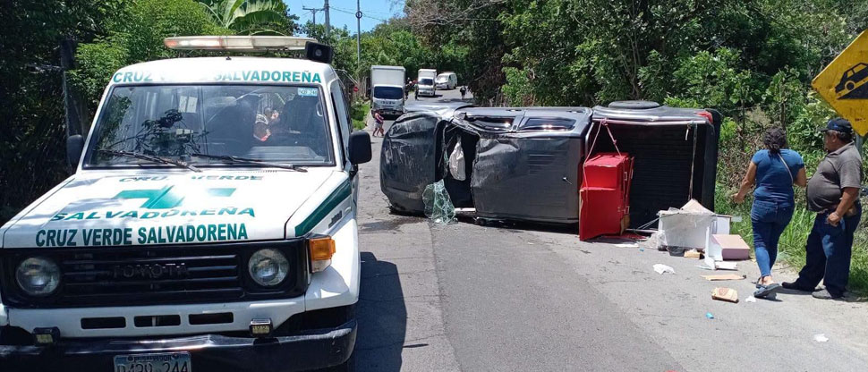 Auxilian a conductor que resultó lesionado tras volcar vehículo en Cuscatlán