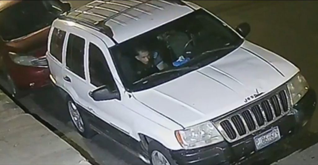 Captan a ladrón abriendo carros y robando objetos de valor en La Rábida