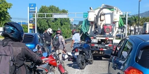 Motociclista sale impulsado por los aires tras ser impactado por una pipa