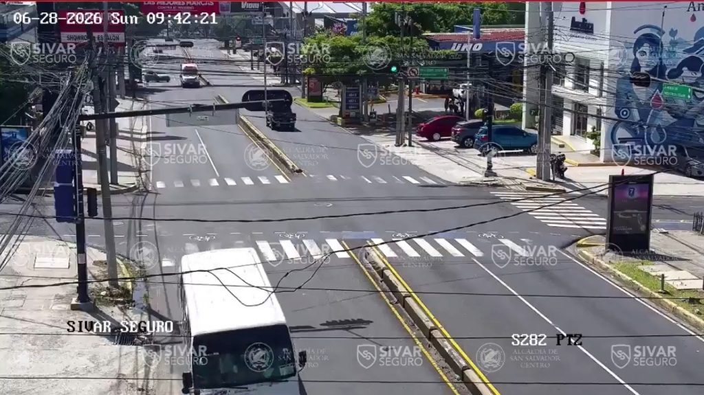Automovilista se pasa luz roja del semáforo y provoca aparatoso choque