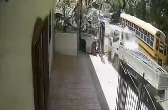 Este es el momento exacto cuando camión choca contra carro en San Miguel