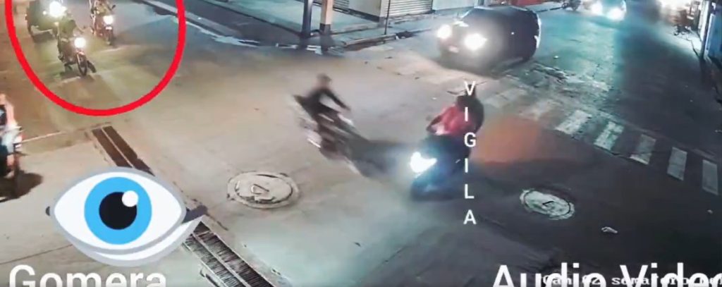 Motociclistas se van a los golpes tras chocar entre ellos