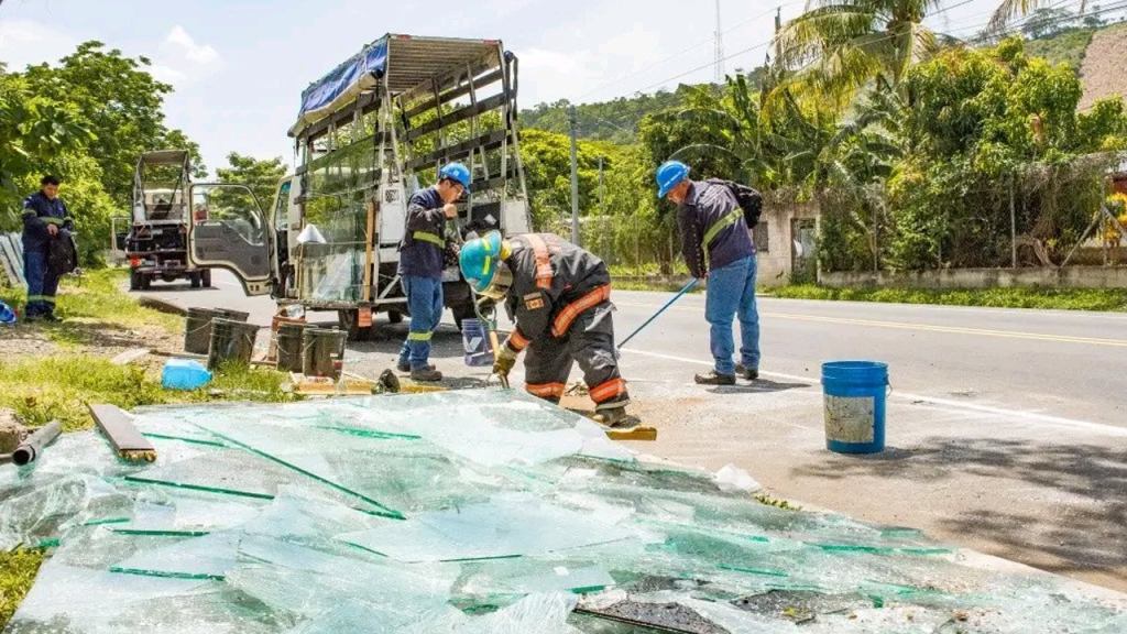  Camión que transportaba vidrios vuelca sobre carretera Panamericana, San Vicente