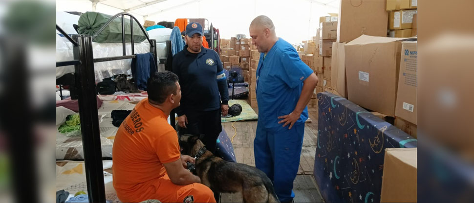 Rambo recibe atención médica antes de buscar víctimas de los terremotos en Venezuela