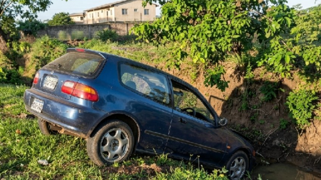 Conductor pierde el control y termina en una cuneta en Usulután