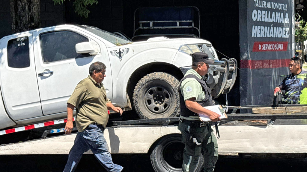 Tras no atender los llamados, retiran vehículos abandonados en Santa Tecla
