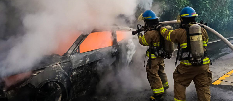 Vehículo acaba en cenizas tras incendiarse en plena marcha sobre la calle al Volcán en Santa Tecla