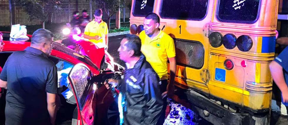 Persona queda atrapada en el auto tras fuerte choque en Lourdes