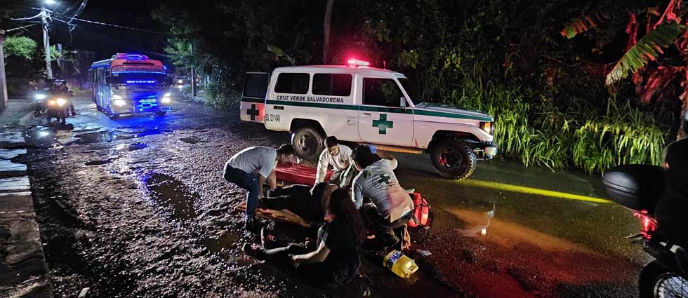 Dos mujeres resultan lesionadas tras accidente de motocicleta en San Salvador