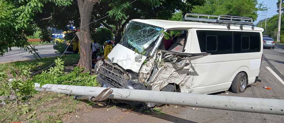 Dos lesionados tras choque de microbús contra postes del tendido eléctrico en la autopista Comalapa