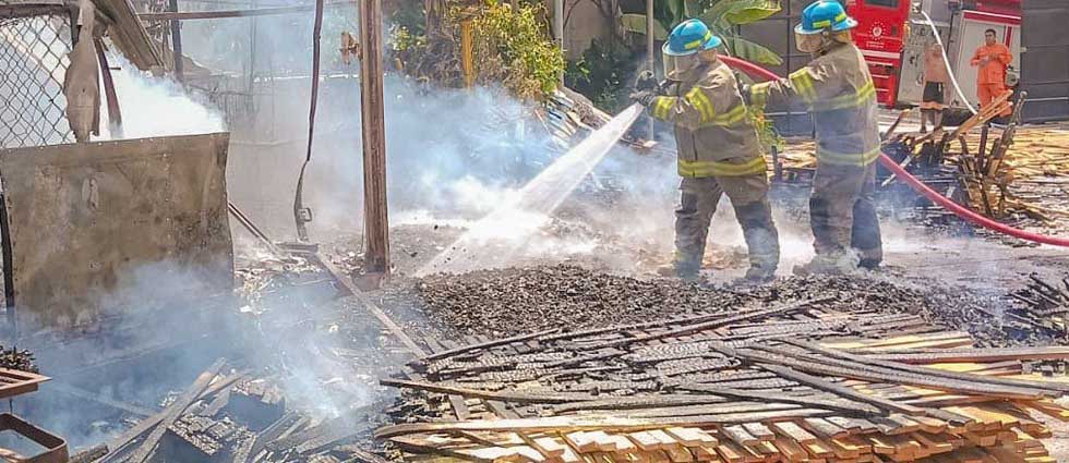 Bomberos sofocan incendio en acumulación de madera en San Salvador
