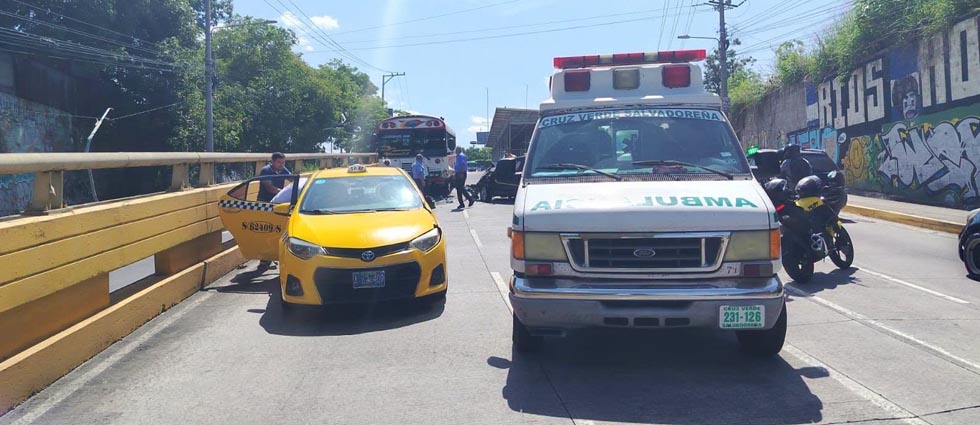 Reportan dos lesionados tras múltiple choque en el bulevar del Ejército