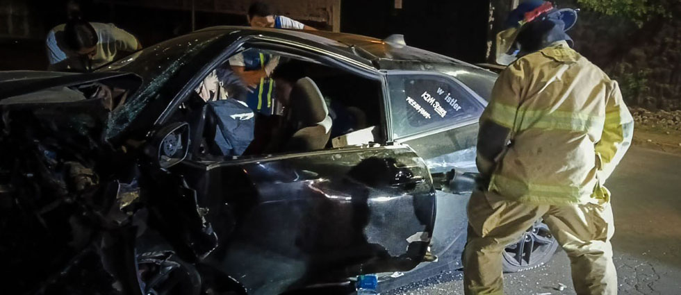 Rescatan a hombre tras quedar atrapado en su auto tras fortísimo choque en la carretera Litoral