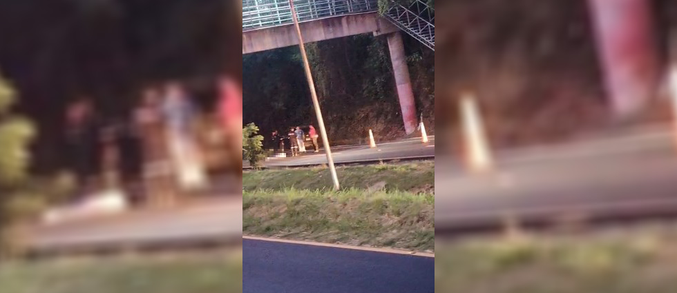 Mujer pierde la vida tras ser arrollada bajo una pasarela en Cuscatlán