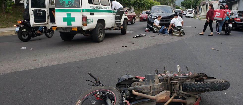 Fuerte choque deja un lesionado en San Salvador