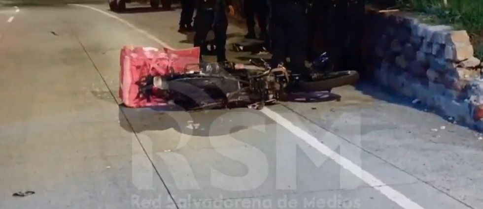 Detienen a motociclista tras accidentarse y hallarle un paquete sospechoso