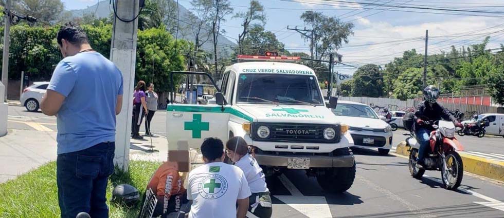 Hombre resulta lesionado tras accidentarse en concurrido bulevar de San Salvador