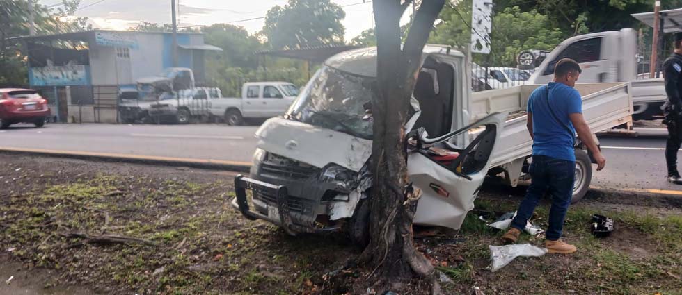 Hombre resulta lesionado tras chocar contra un árbol en la carretera Panamericana