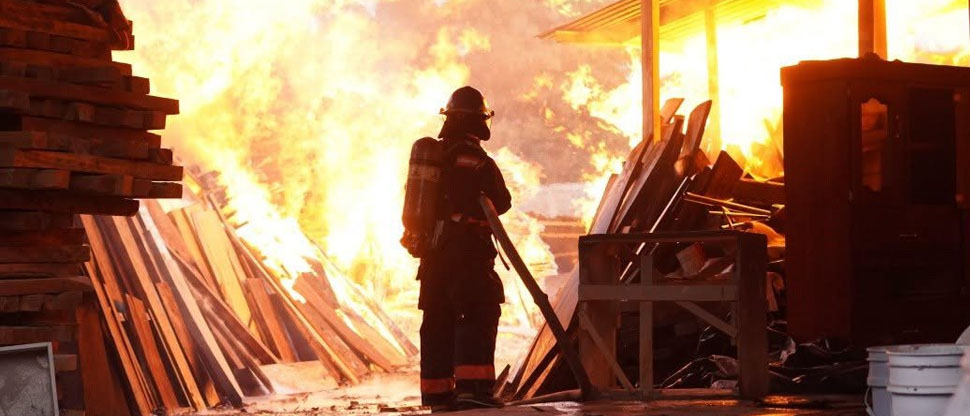 Voraz incendio consume una carpintería en San Miguel