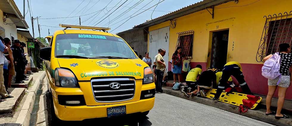 Mujer sufre múltiples lesiones tras ser arrollada en Quezaltepeque