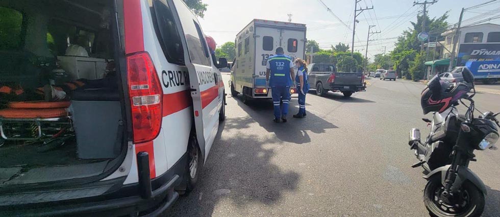 Joven resulta lesionada tras caer de su motocicleta en la carretera Panamericana Oeste