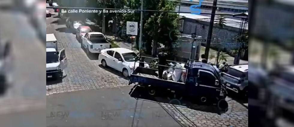 Captan a personas botando sacos de ripio en un lugar no autorizado en Santa Tecla