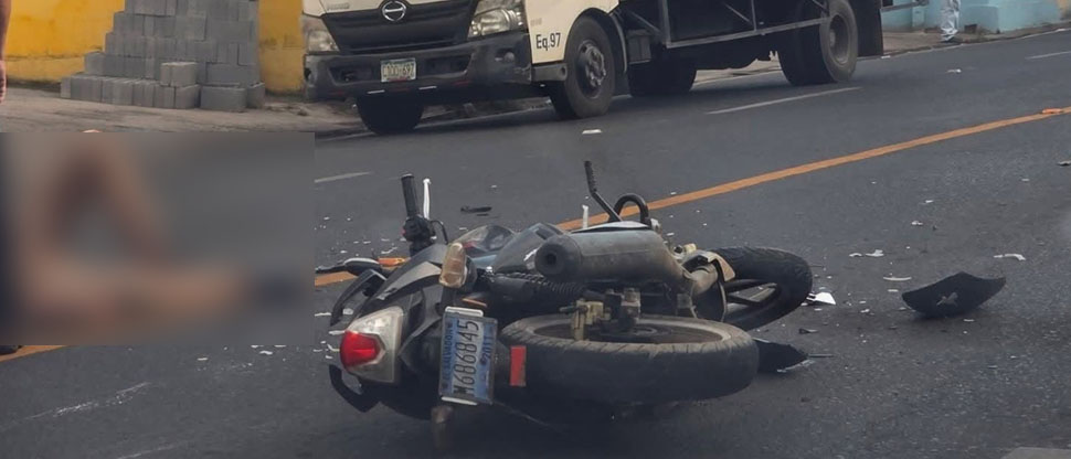 Motociclista queda tendido sobre el pavimento tras fuerte accidente en San Miguel
