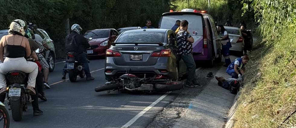 Conductor resulta lesionado tras fuerte choque en Cuscatancingo
