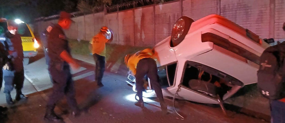 Joven conductor pierde el control del volante y vuelca en la Troncal del Norte