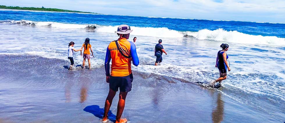 Guardavidas de Protección Civil mantienen presencia en playas para garantizar seguridad de turistas