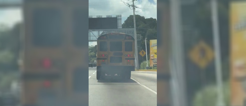 VMT multa a dueño de autobús por sobrepasar límites de emisión de gases
