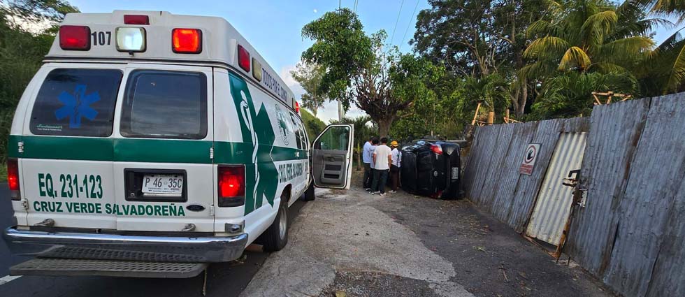 Automovilista resulta lesionado tras volcar carretera a Santa Ana