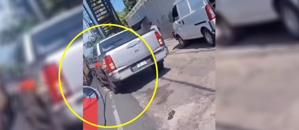 Continúan circulando imágenes de auto que salió con la manguera de gasolina aún en el tanque en San Salvador