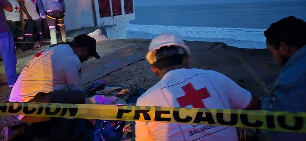 Joven cae a un acantilado de unos ocho metros de profundidad sobre la carretera El Litoral