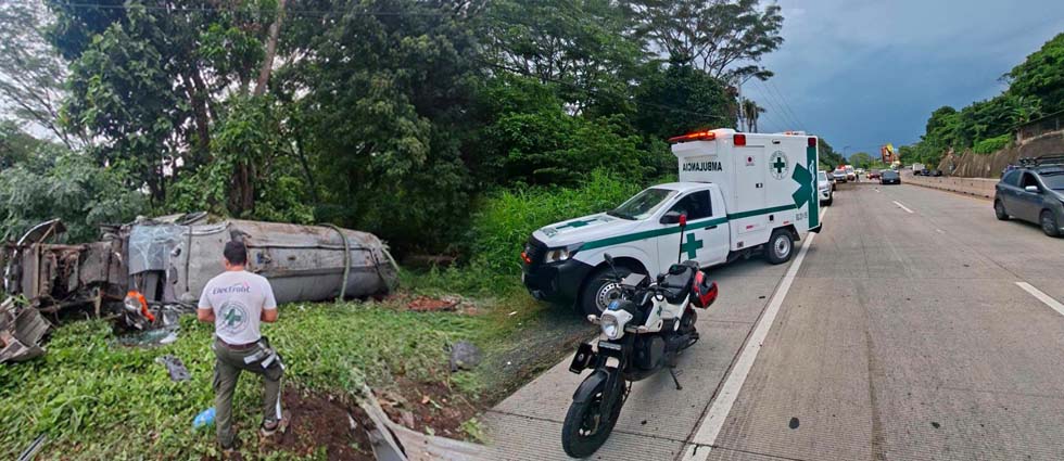 Una persona sin vida tras siniestro vial de cisterna que volcó en terreno carretera al puerto de La Libertad