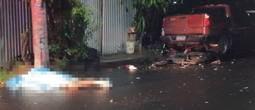 Joven conductor pierde la vida tras colisión contra auto estacionado en Soyapango
