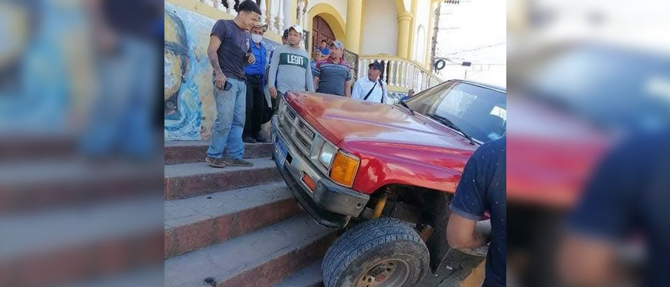Conductor casi arrolla a varias personas que estaban sentadas frente a la iglesia de Ciudad Barrios