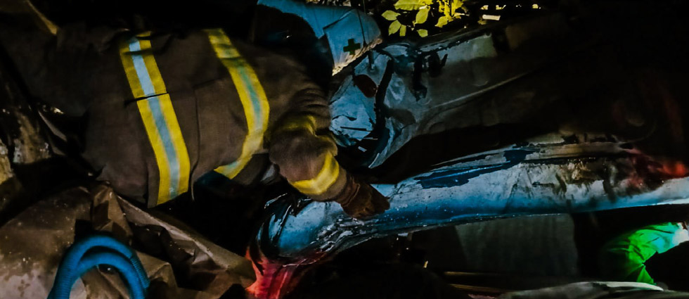 Rescatan a conductor tras quedar atrapado en la cabina tras choque contra un árbol carretera a Huizúcar