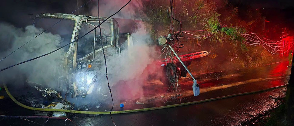 Grúa termina reducida a cenizas tras incendiarse en Cabañas