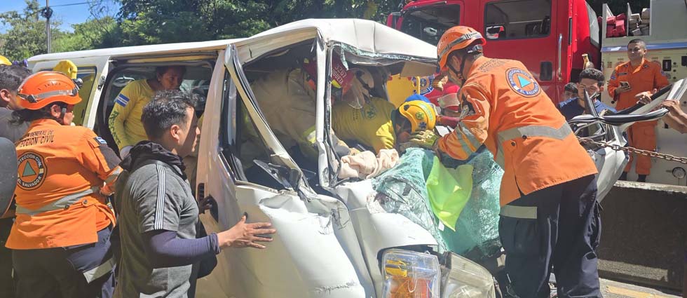 Dos mujeres resultan lesionadas tras fortísima colisión contra un camión en la carretera Panamericana