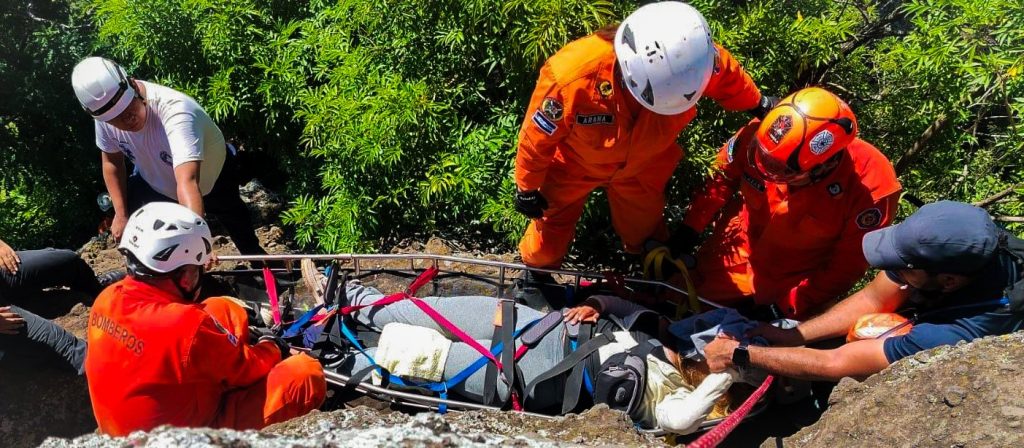 Auxilian a mujer tras sufrir una lesión en el cerro Tecana de Santa Ana