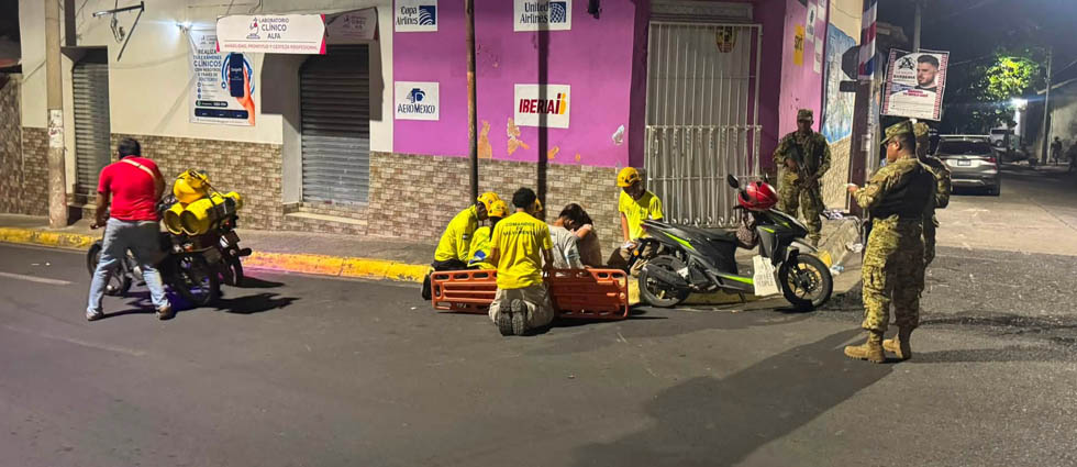 Conductora se accidenta tras invasión de carril de un automovilista en La Paz
