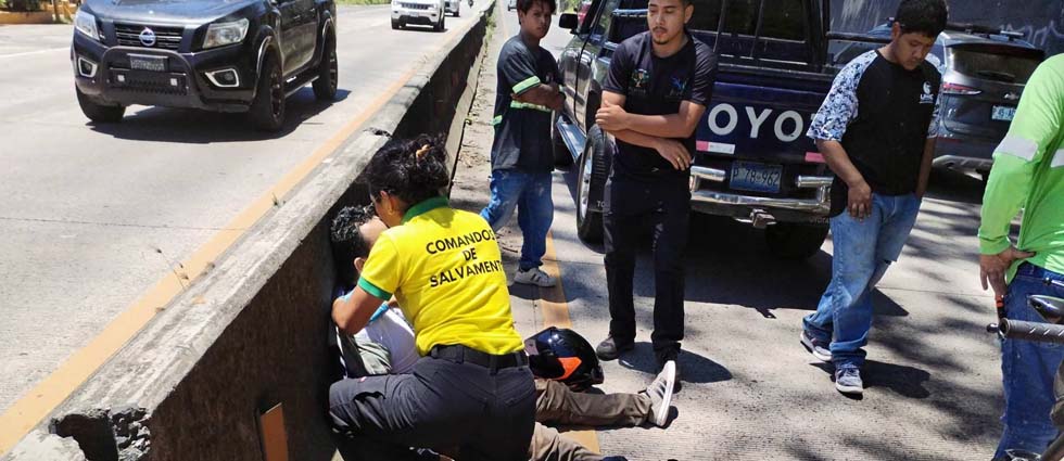 Hombre acaba en el hospital tras siniestro vial carretera al puerto de La Libertad