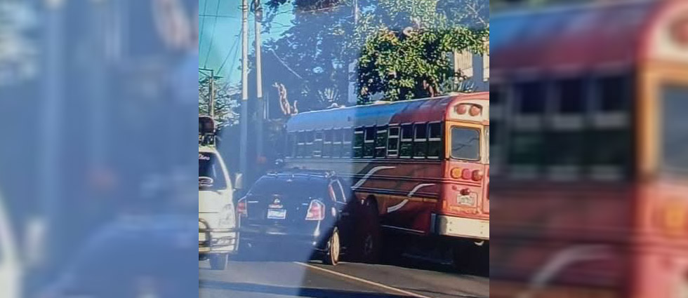 Un lesionado tras choque de sedán contra autobús carretera a San Vicente