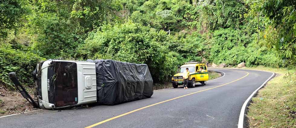 Vuelco de vehículo deja dos lesionados en Usulután